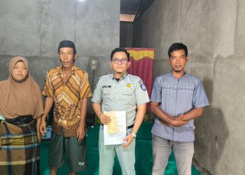 Petugas Jasa Raharja Wilayah Jambi menyerahkan santunan kepada ahli waris korban kecelakaan lalu lintas di Jalan Lingkar Selatan II, Kota Jambi, Minggu (5/4/2026) (Dok. Humas JR Jamb)