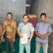 Petugas Jasa Raharja Wilayah Jambi menyerahkan santunan kepada ahli waris korban kecelakaan lalu lintas di Jalan Lingkar Selatan II, Kota Jambi, Minggu (5/4/2026) (Dok. Humas JR Jamb)