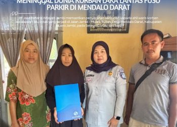 Petugas Jasa Raharja Wilayah Jambi menyerahkan santunan kepada ahli waris korban kecelakaan lalu lintas di Desa Mendalo Darat, Kabupaten Muaro Jambi, Selasa (7/4/2026). (Dok. Rudi)