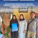 Petugas Jasa Raharja Wilayah Jambi menyerahkan santunan kepada ahli waris korban kecelakaan lalu lintas di Desa Mendalo Darat, Kabupaten Muaro Jambi, Selasa (7/4/2026). (Dok. Rudi)