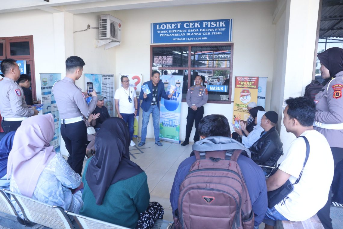 Personel Sie STNK Subdit Regident Ditlantas Polda Jambi dipimpin AKP Hadi Siswanto bersama Jasa Raharja Jambi membagikan makanan gratis kepada wajib pajak di Samsat Kota Jambi dalam program “Jumat Berkah, Jumat Berbagi”, Jumat (10/4/2026).
