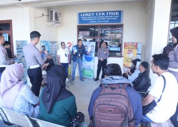 Personel Sie STNK Subdit Regident Ditlantas Polda Jambi dipimpin AKP Hadi Siswanto bersama Jasa Raharja Jambi membagikan makanan gratis kepada wajib pajak di Samsat Kota Jambi dalam program “Jumat Berkah, Jumat Berbagi”, Jumat (10/4/2026).