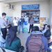 Personel Sie STNK Subdit Regident Ditlantas Polda Jambi dipimpin AKP Hadi Siswanto bersama Jasa Raharja Jambi membagikan makanan gratis kepada wajib pajak di Samsat Kota Jambi dalam program “Jumat Berkah, Jumat Berbagi”, Jumat (10/4/2026).