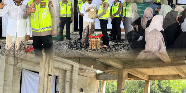Personel Ditlantas Polda Jambi memberikan edukasi tertib berlalu lintas kepada para santri Pondok Pesantren Da’arul Huffaazh Al Islami dalam program Police Go To Pesantren di Jambi, Jumat (10/4/2026). (Dok: Alpin)