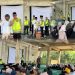 Personel Ditlantas Polda Jambi memberikan edukasi tertib berlalu lintas kepada para santri Pondok Pesantren Da’arul Huffaazh Al Islami dalam program Police Go To Pesantren di Jambi, Jumat (10/4/2026). (Dok: Alpin)
