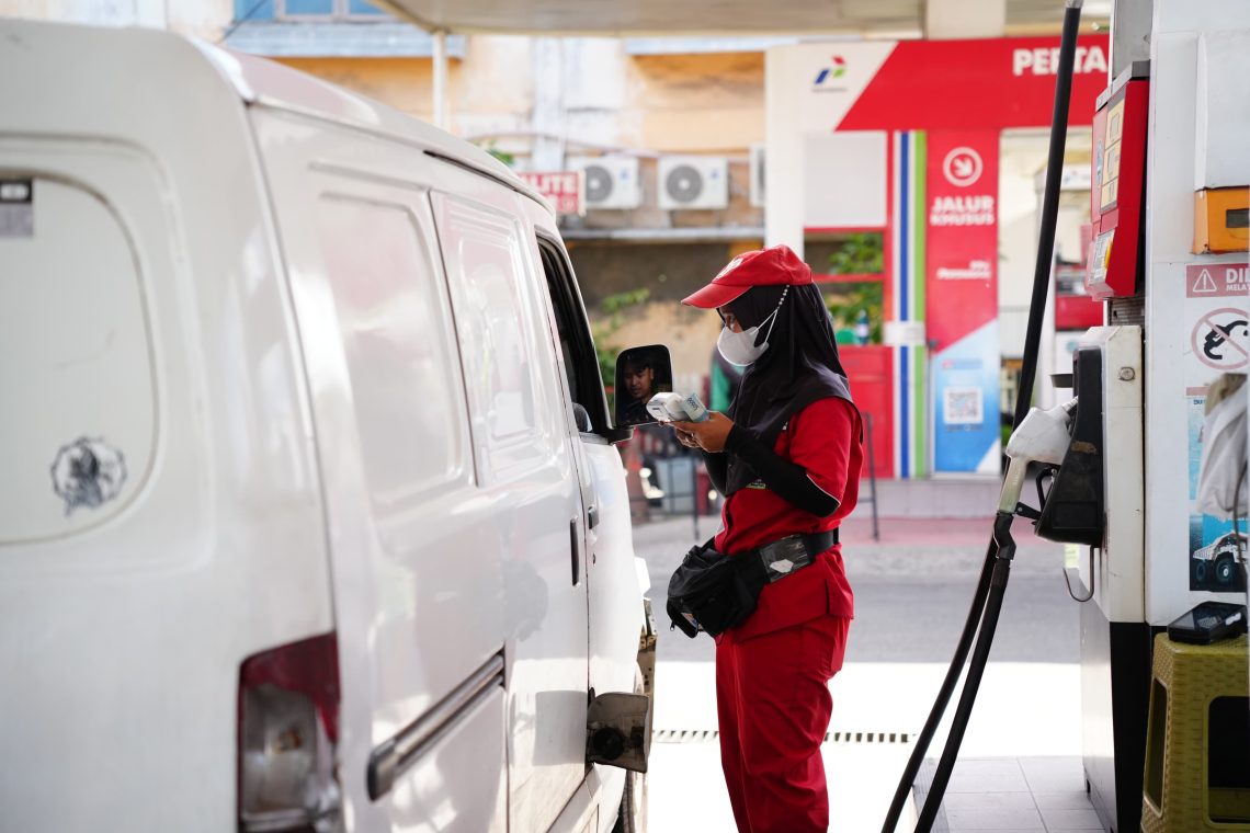 Petugas saat mengisi BBM kendaraan di salah satu SPBU Kota Jambi. (Dok: Pertamina Patra Niaga)