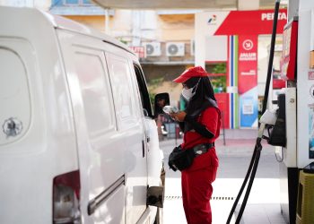 Petugas saat mengisi BBM kendaraan di salah satu SPBU Kota Jambi. (Dok: Pertamina Patra Niaga)