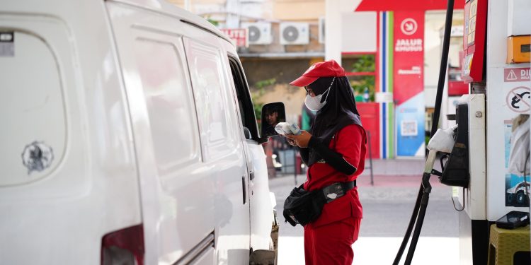 Petugas saat mengisi BBM kendaraan di salah satu SPBU Kota Jambi. (Dok: Pertamina Patra Niaga)
