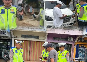 Petugas Ditlantas Polda Jambi menggunakan perangkat ETLE Handheld saat patroli hunting di kawasan Telanaipura, Kota Jambi, Selasa (14/4/2026). (Dok: Alpin)