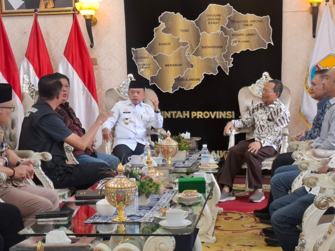Al Haris menerima kunjungan kerja Asosiasi Pengusaha Hutan Indonesia dalam rangka memperkuat komitmen pencegahan kebakaran hutan dan lahan (karhutla) menghadapi ancaman El Nino, di Rumah Dinas Gubernur Jambi. (Dok: Rahmat)