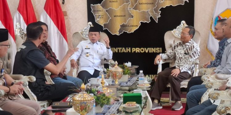 Al Haris menerima kunjungan kerja Asosiasi Pengusaha Hutan Indonesia dalam rangka memperkuat komitmen pencegahan kebakaran hutan dan lahan (karhutla) menghadapi ancaman El Nino, di Rumah Dinas Gubernur Jambi. (Dok: Rahmat)