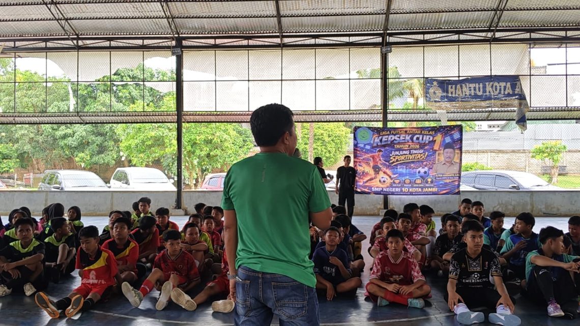Kepala SMP Negeri 10 Kota Jambi, Alfrin Hardianto, saat memimpin pembukaan Liga Futsal Kepsek Cup I di Lapangan Diaska, Kota Jambi. (Dok: Arwani)
