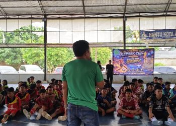 Kepala SMP Negeri 10 Kota Jambi, Alfrin Hardianto, saat memimpin pembukaan Liga Futsal Kepsek Cup I di Lapangan Diaska, Kota Jambi. (Dok: Arwani)