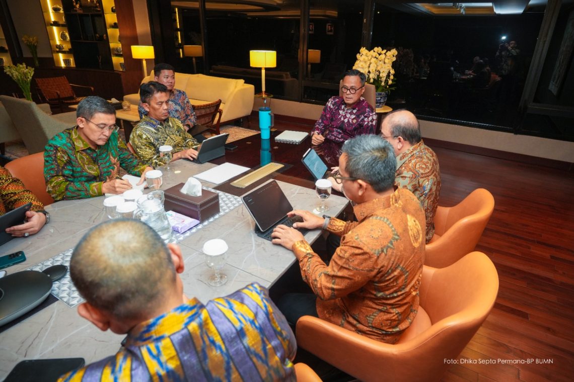 Plt. EVP Sekretaris Perusahaan PT Hutama Karya (Persero), Hamdani, menyampaikan komitmen perusahaan dalam memperkuat tata kelola dan restrukturisasi berkelanjutan guna meningkatkan daya saing infrastruktur nasional. (Dok: Hutama Karya