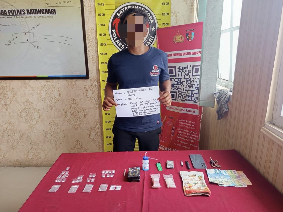 Salah satu pelaku narkoba yang diamankan Polres Batanghari. (Dok: Alpin)