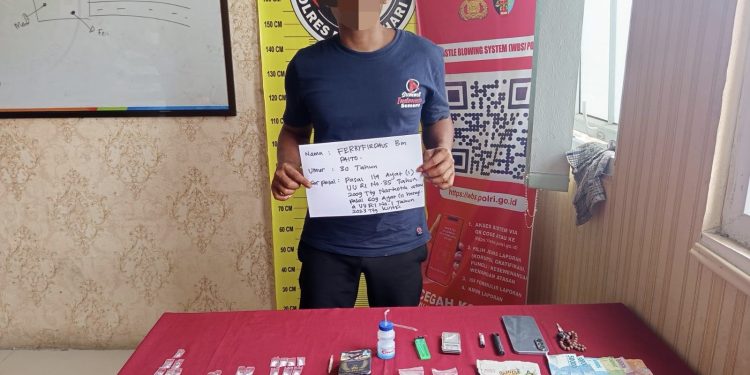 Salah satu pelaku narkoba yang diamankan Polres Batanghari. (Dok: Alpin)