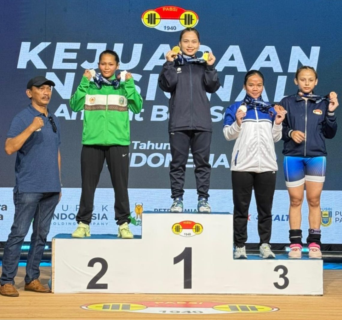 Lifter Jambi Juliana Klarisa berpose usai menyabet tiga medali emas pada Kejuaraan Angkat Besi Senior 2026 di Bandung. (Dok: Rahmat)