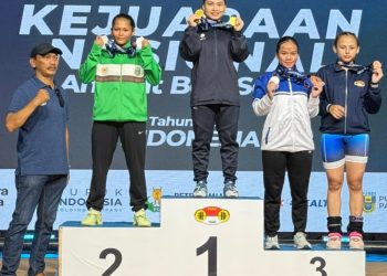 Lifter Jambi Juliana Klarisa berpose usai menyabet tiga medali emas pada Kejuaraan Angkat Besi Senior 2026 di Bandung. (Dok: Rahmat)