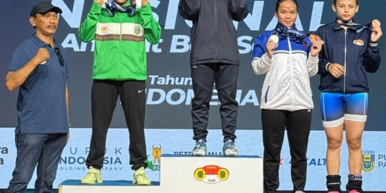 Lifter Jambi Juliana Klarisa berpose usai menyabet tiga medali emas pada Kejuaraan Angkat Besi Senior 2026 di Bandung. (Dok: Rahmat)