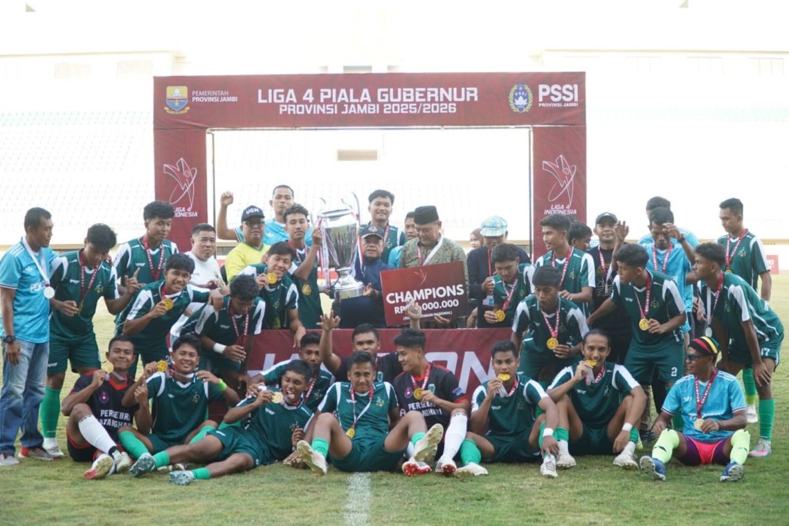 Gubernur Jambi, Al Haris saat menyerahkan piala kepada Persebri Batang Hari sebagai Juara Liga 4 Jambi di Stadion Swarna Bhumi. (Dok: Rudi)