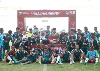 Gubernur Jambi, Al Haris saat menyerahkan piala kepada Persebri Batang Hari sebagai Juara Liga 4 Jambi di Stadion Swarna Bhumi. (Dok: Rudi)