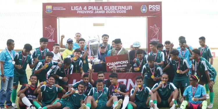 Gubernur Jambi, Al Haris saat menyerahkan piala kepada Persebri Batang Hari sebagai Juara Liga 4 Jambi di Stadion Swarna Bhumi. (Dok: Rudi)