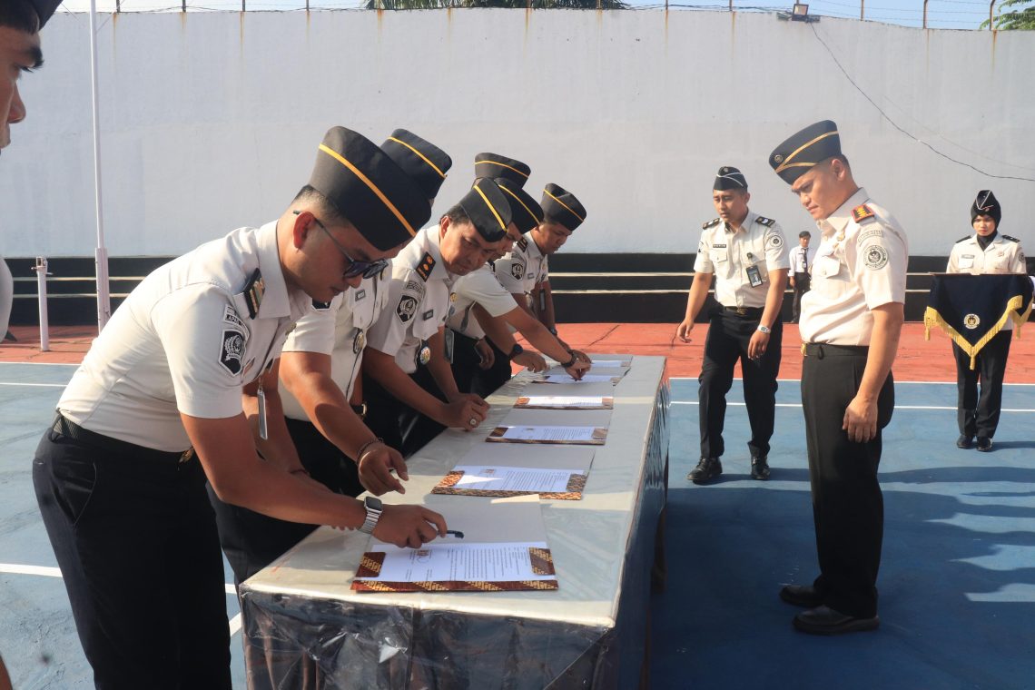 Seluruh pegawai Lapas Kelas IIA Jambi mengucapkan Ikrar Zero Halinar dan menandatangani komitmen bersama di Lapangan Tenis Lapas Jambi. (Dok: Rudi)