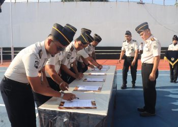 Seluruh pegawai Lapas Kelas IIA Jambi mengucapkan Ikrar Zero Halinar dan menandatangani komitmen bersama di Lapangan Tenis Lapas Jambi. (Dok: Rudi)