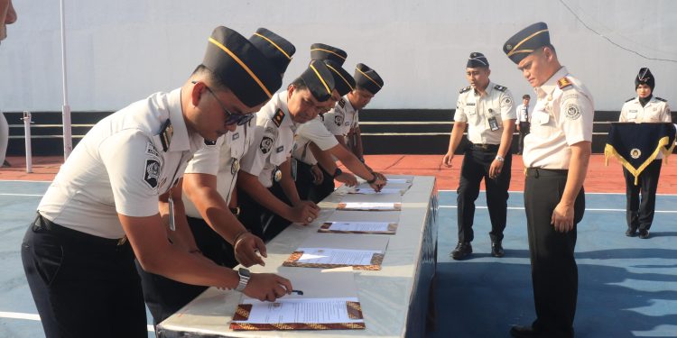 Seluruh pegawai Lapas Kelas IIA Jambi mengucapkan Ikrar Zero Halinar dan menandatangani komitmen bersama di Lapangan Tenis Lapas Jambi. (Dok: Rudi)
