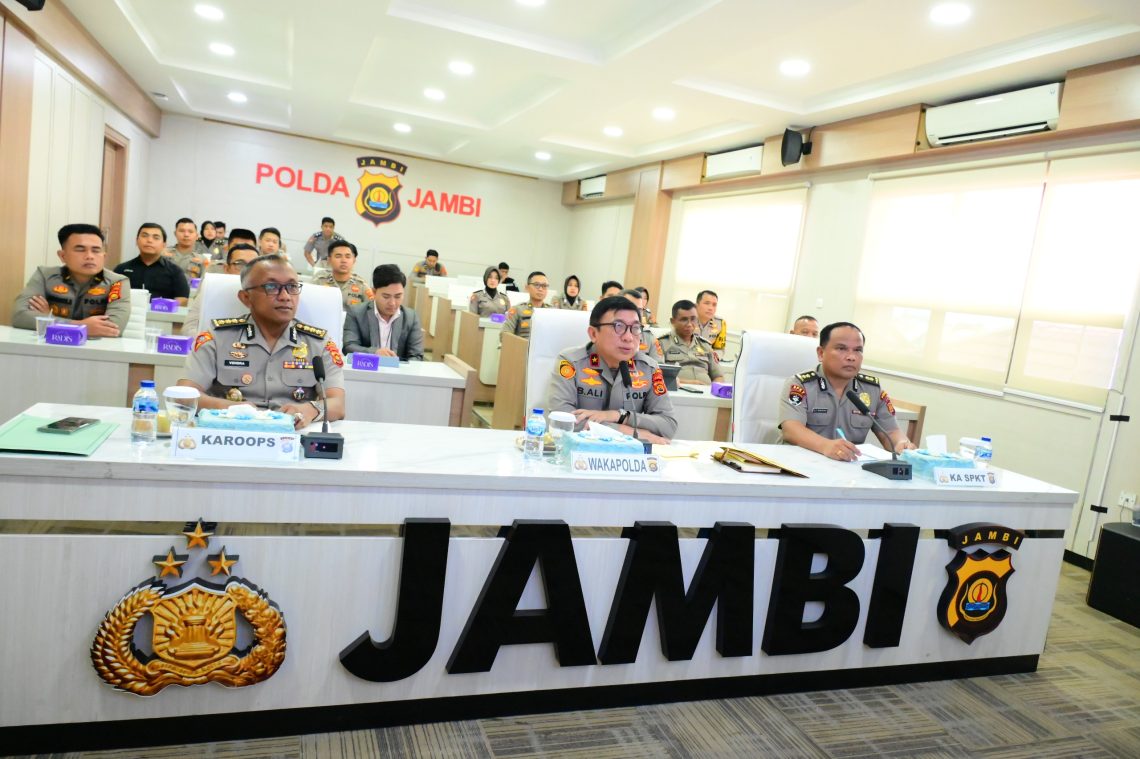 Personel SPKT Polda Jambi mengikuti Pelatihan Public Speaking Call Center 110 di ruang vicon Polda Jambi, Senin (20/04/2026). (Dok: Humas Polda Jambi)