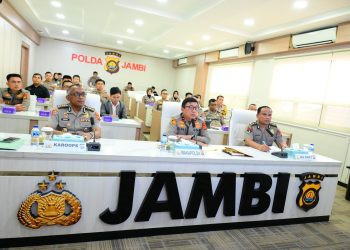 Personel SPKT Polda Jambi mengikuti Pelatihan Public Speaking Call Center 110 di ruang vicon Polda Jambi, Senin (20/04/2026). (Dok: Humas Polda Jambi)