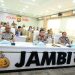 Personel SPKT Polda Jambi mengikuti Pelatihan Public Speaking Call Center 110 di ruang vicon Polda Jambi, Senin (20/04/2026). (Dok: Humas Polda Jambi)