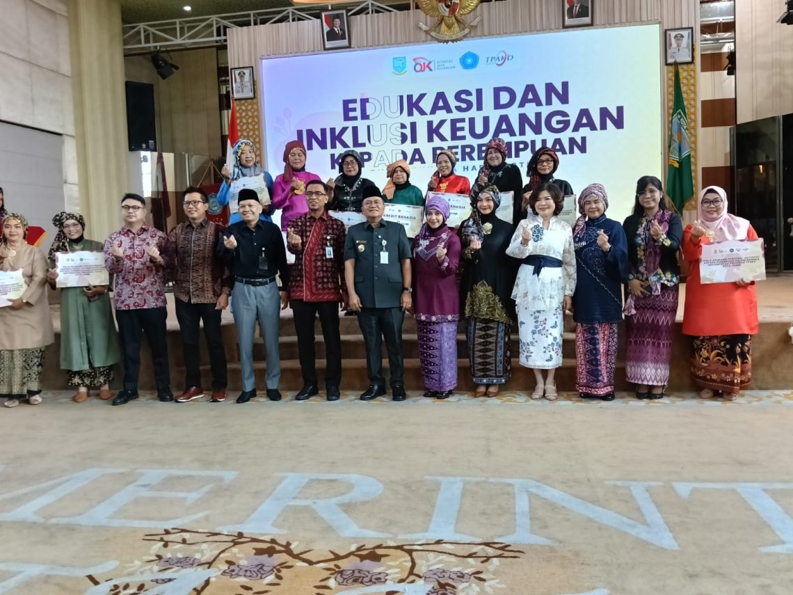 Wali Kota Jambi Maulana menyerahkan polis asuransi kepada peserta dalam kegiatan edukasi dan inklusi keuangan perempuan yang digelar Pemkot Jambi bersama OJK Provinsi Jambi di Aula Griya Mayang, Rumah Dinas Wali Kota Jambi, Senin (20/04/2026). (Dok: Rahmat)