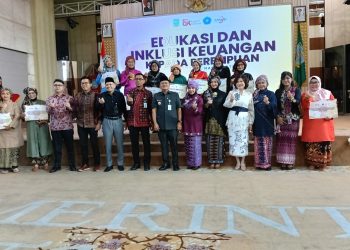 Wali Kota Jambi Maulana menyerahkan polis asuransi kepada peserta dalam kegiatan edukasi dan inklusi keuangan perempuan yang digelar Pemkot Jambi bersama OJK Provinsi Jambi di Aula Griya Mayang, Rumah Dinas Wali Kota Jambi, Senin (20/04/2026). (Dok: Rahmat)