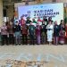 Wali Kota Jambi Maulana menyerahkan polis asuransi kepada peserta dalam kegiatan edukasi dan inklusi keuangan perempuan yang digelar Pemkot Jambi bersama OJK Provinsi Jambi di Aula Griya Mayang, Rumah Dinas Wali Kota Jambi, Senin (20/04/2026). (Dok: Rahmat)