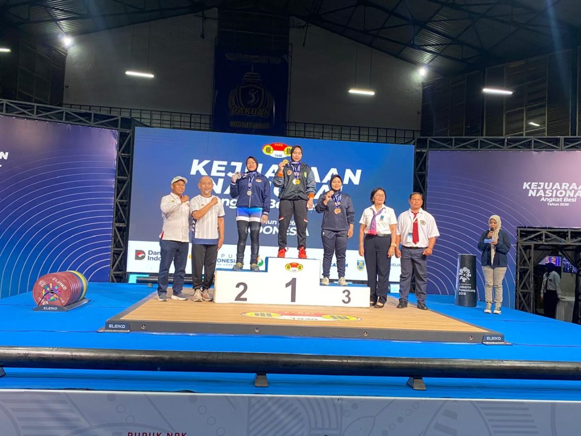 Lifter Jambi berpose usai meraih medali pada Kejuaraan Nasional Angkat Besi 2026 di Bandung, Jawa Barat. (Dok: Alpin)