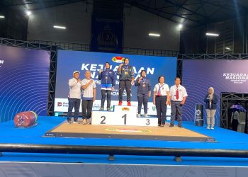 Lifter Jambi berpose usai meraih medali pada Kejuaraan Nasional Angkat Besi 2026 di Bandung, Jawa Barat. (Dok: Alpin)