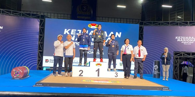 Lifter Jambi berpose usai meraih medali pada Kejuaraan Nasional Angkat Besi 2026 di Bandung, Jawa Barat. (Dok: Alpin)