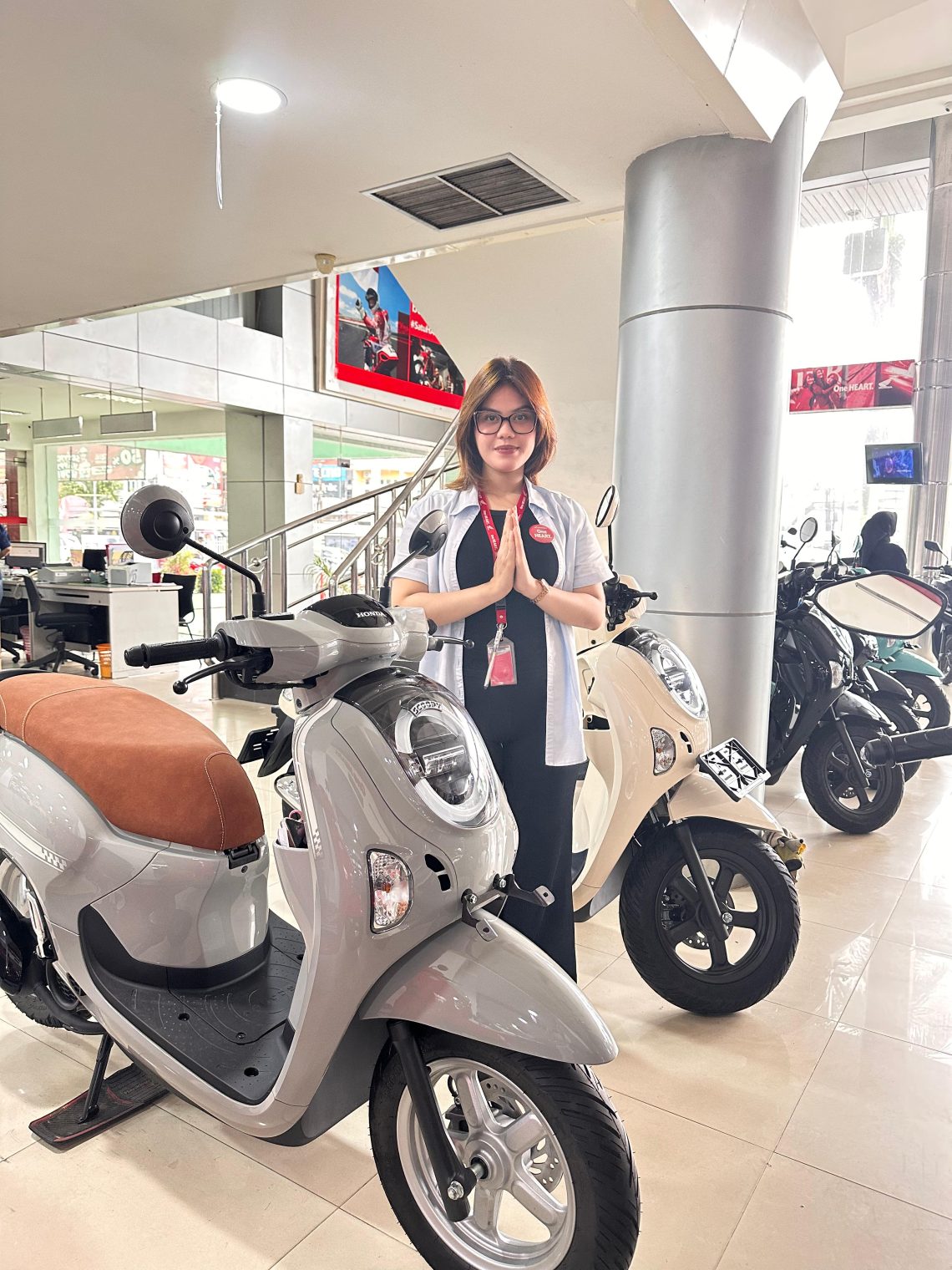 Sales Honda Jambi mempresentasikan produk sepeda motor di area dealer saat berlangsungnya promo spesial Hari Kartini 2026. (Dok: Rudi)