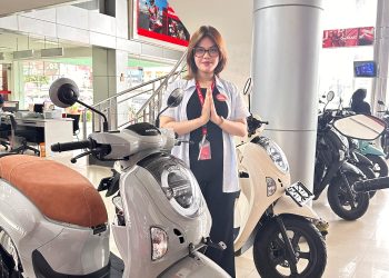 Sales Honda Jambi mempresentasikan produk sepeda motor di area dealer saat berlangsungnya promo spesial Hari Kartini 2026. (Dok: Rudi)