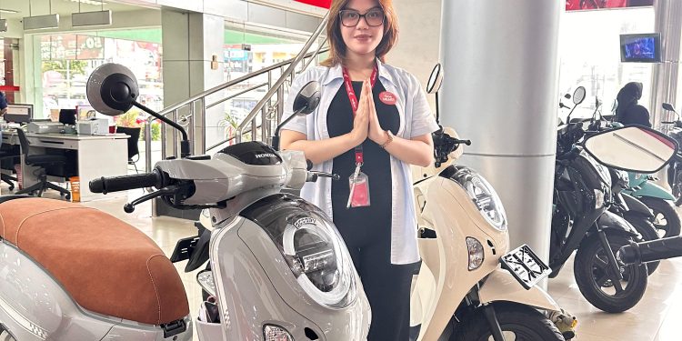 Sales Honda Jambi mempresentasikan produk sepeda motor di area dealer saat berlangsungnya promo spesial Hari Kartini 2026. (Dok: Rudi)