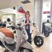 Sales Honda Jambi mempresentasikan produk sepeda motor di area dealer saat berlangsungnya promo spesial Hari Kartini 2026. (Dok: Rudi)