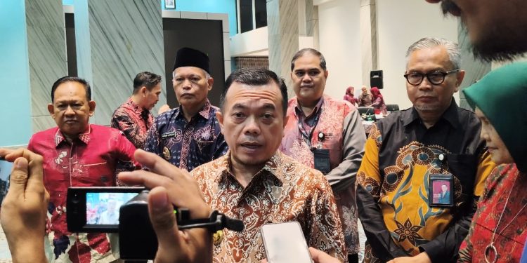 Gubernur Jambi Al Haris bersama jajaran direksi dan pemegang saham saat pelaksanaan RUPS-LB Bank Jambi di Gedung Mahligai 9. (Dok: Alpin)
