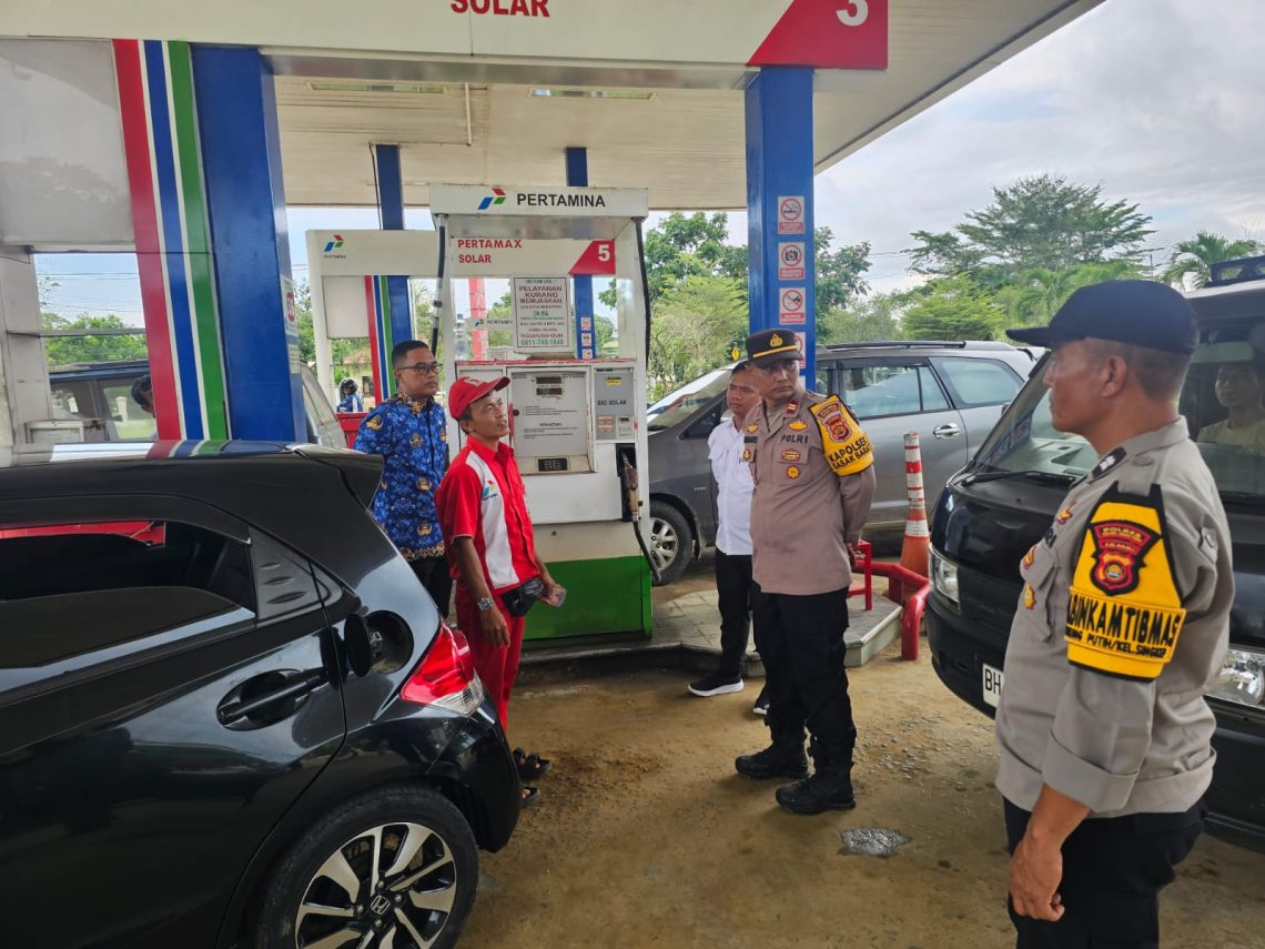 Personel Polda Jambi saat melakukan pengecekan dan pengawasan di SPBU guna memastikan ketersediaan serta kelancaran distribusi BBM tetap aman dan kondusif, Selasa (21/4/2026).