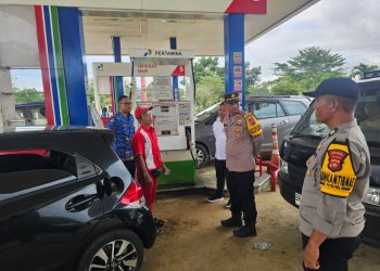 Personel Polda Jambi saat melakukan pengecekan dan pengawasan di SPBU guna memastikan ketersediaan serta kelancaran distribusi BBM tetap aman dan kondusif, Selasa (21/4/2026).