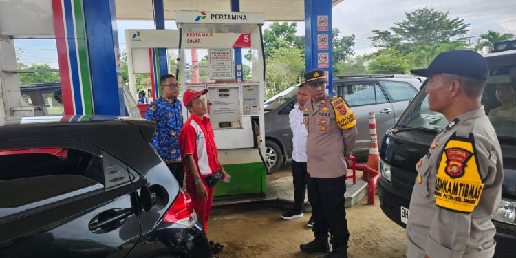 Personel Polda Jambi saat melakukan pengecekan dan pengawasan di SPBU guna memastikan ketersediaan serta kelancaran distribusi BBM tetap aman dan kondusif, Selasa (21/4/2026).