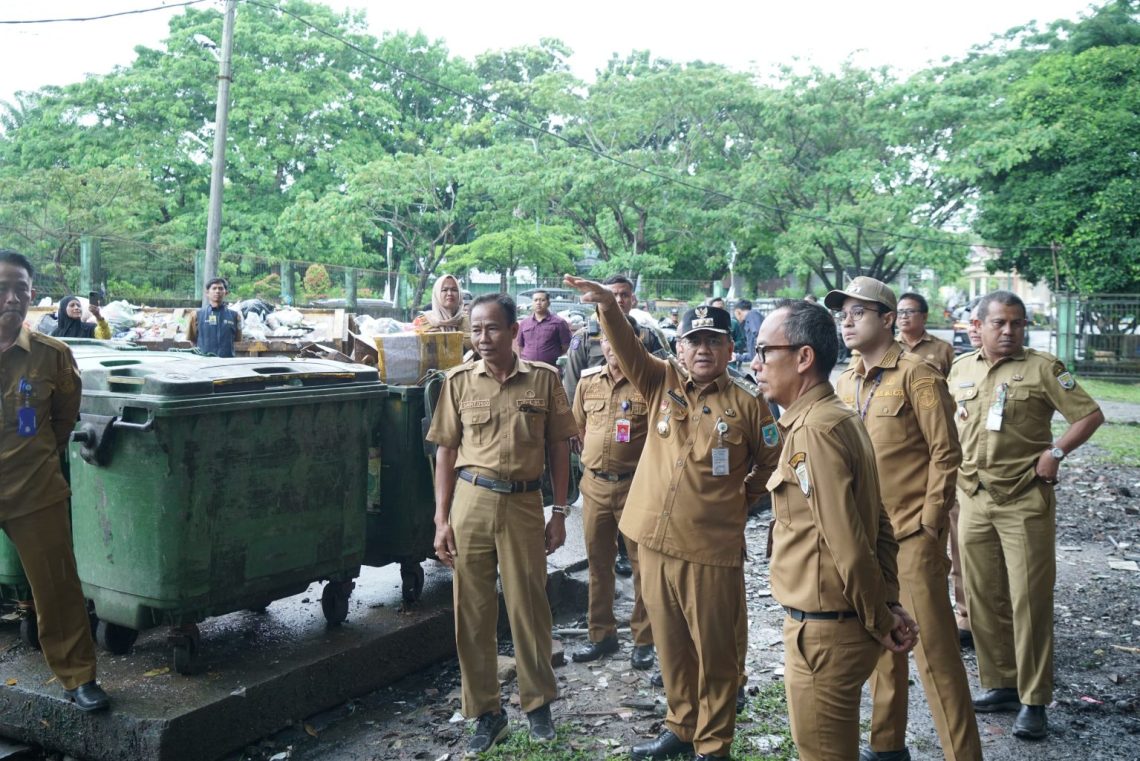 Wali Kota Jambi Maulana bersama Wakil Wali Kota Diza Hazra Aljosha saat meninjau salah satu transfer depo sampah dalam upaya penataan sistem pengelolaan sampah terpadu di Kota Jambi, Selasa (21/4/2026). (Dok: Rahmat)