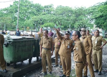 Wali Kota Jambi Maulana bersama Wakil Wali Kota Diza Hazra Aljosha saat meninjau salah satu transfer depo sampah dalam upaya penataan sistem pengelolaan sampah terpadu di Kota Jambi, Selasa (21/4/2026). (Dok: Rahmat)