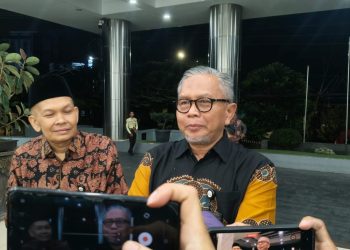 Direktur Utama Bank Jambi Khairul Suhairi menyampaikan perkembangan pemulihan layanan perbankan, termasuk penambahan ATM dan pengoperasian mesin CRM di wilayah Jambi. (DOk: Rudi)