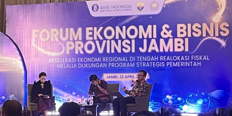 Kepala Perwakilan Bank Indonesia Provinsi Jambi, Tedy Arief Budiman, saat membuka Forum Ekonomi dan Bisnis Provinsi Jambi di Ballroom Swiss-Belhotel, Rabu (22/4/2026). (DOk: Alpin)